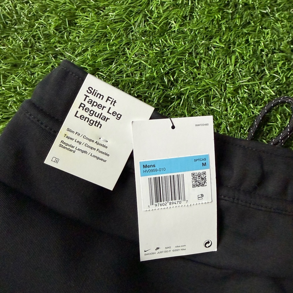 BRAND NEW Men's Nike Tech Black Slim Fit Taper Leg Sweatpants with tags size M